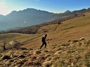 67 Dai Tre Faggi ci abbassiamo a vista per prati alla stradetta agrosilvopastorale